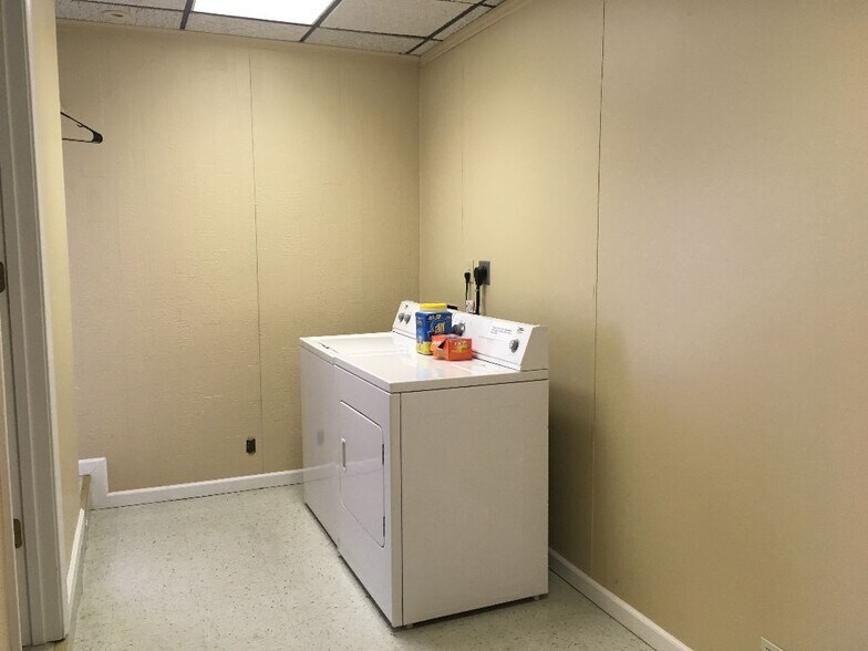 More Photos Of 301 S 7th St, Quincy Light Distribution For Sale