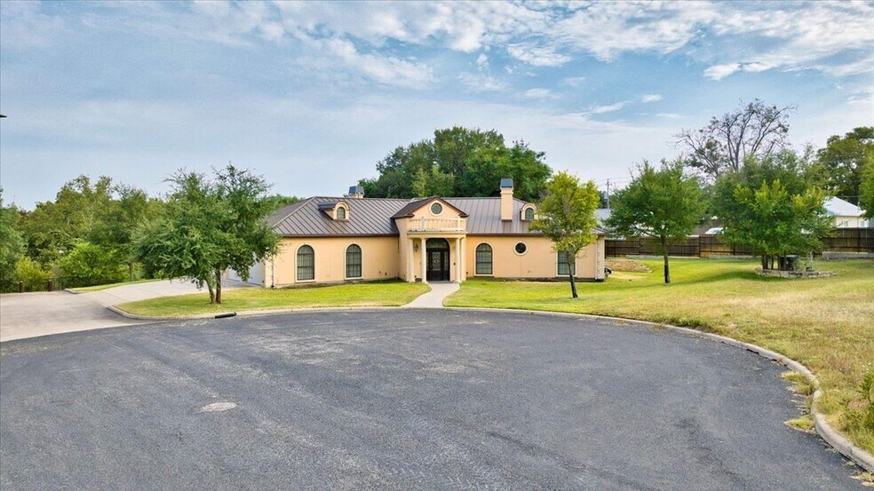 More Photos Of 307 S Washington St, Fredericksburg General Retail For Sale