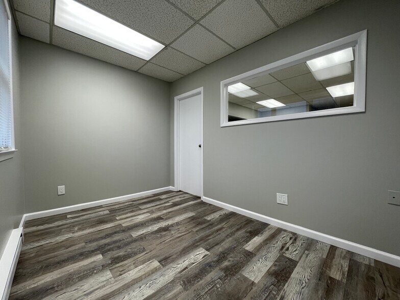 More Photos Of 2504 Grand Ave, Baldwin Office For Sale