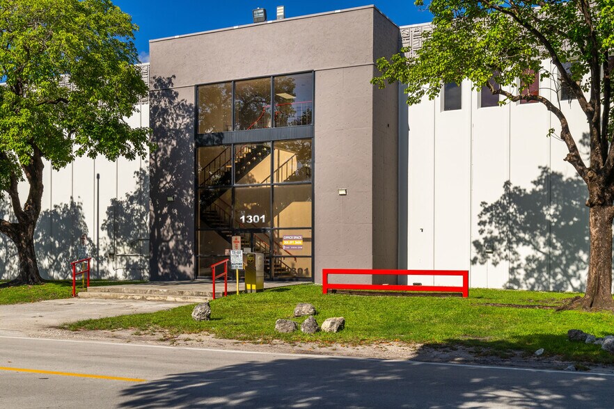 More Photos Of 1301 NW 89th Ct, Doral Warehouse For Lease