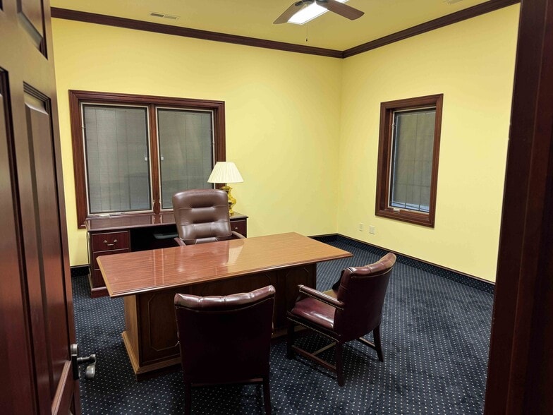 More Photos Of 4125 Glass Rd NE, Cedar Rapids Office For Sale