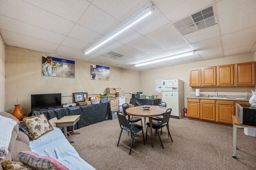 More Photos Of 364 W Main St, Decaturville Flex For Sale