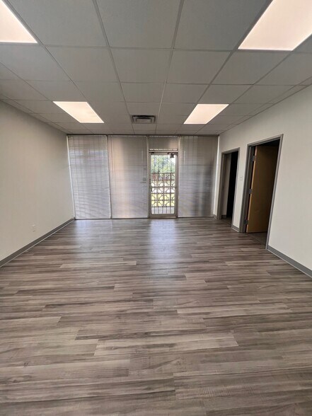 More Photos Of 9120 Premier Row, Dallas Distribution For Sale