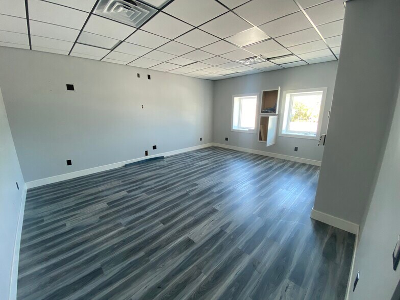 More Photos Of 1092-1086 NE Industrial Blvd, Jensen Beach Light Manufacturing For Sale