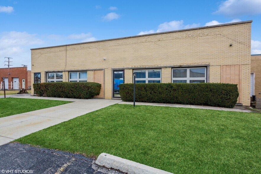 Primary Photo Of 7331 Ridgeway Ave, Skokie Showroom For Lease