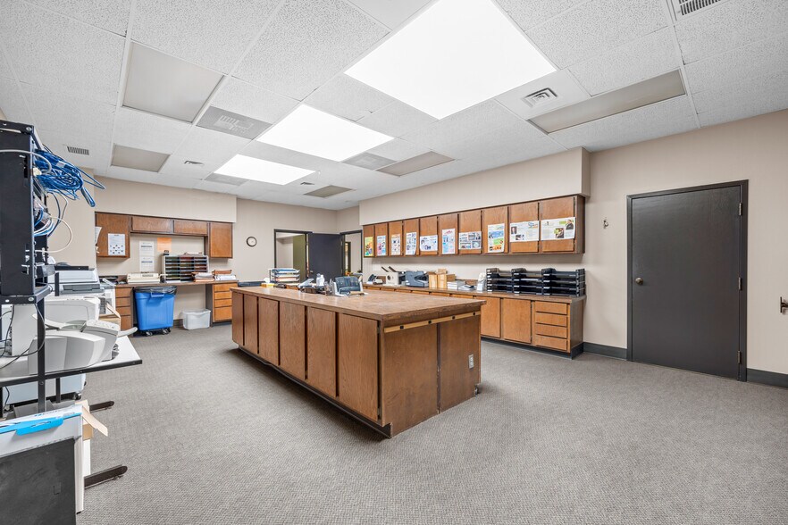 More Photos Of 8001 E R L Thornton Fwy, Dallas Office For Lease