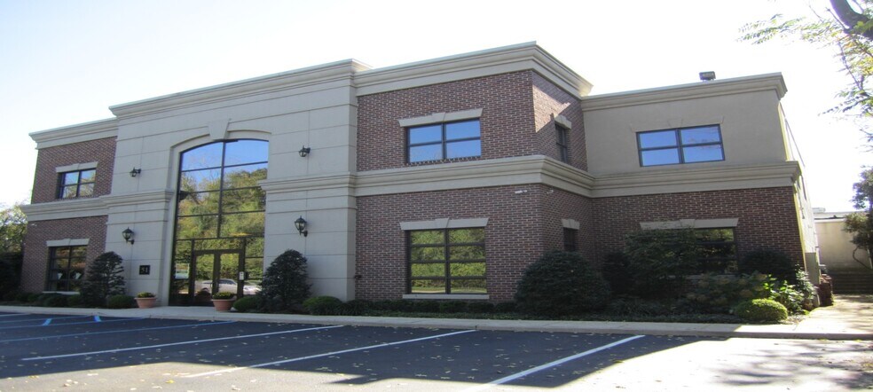 More Photos Of 51 Charles St, Mineola Office For Lease