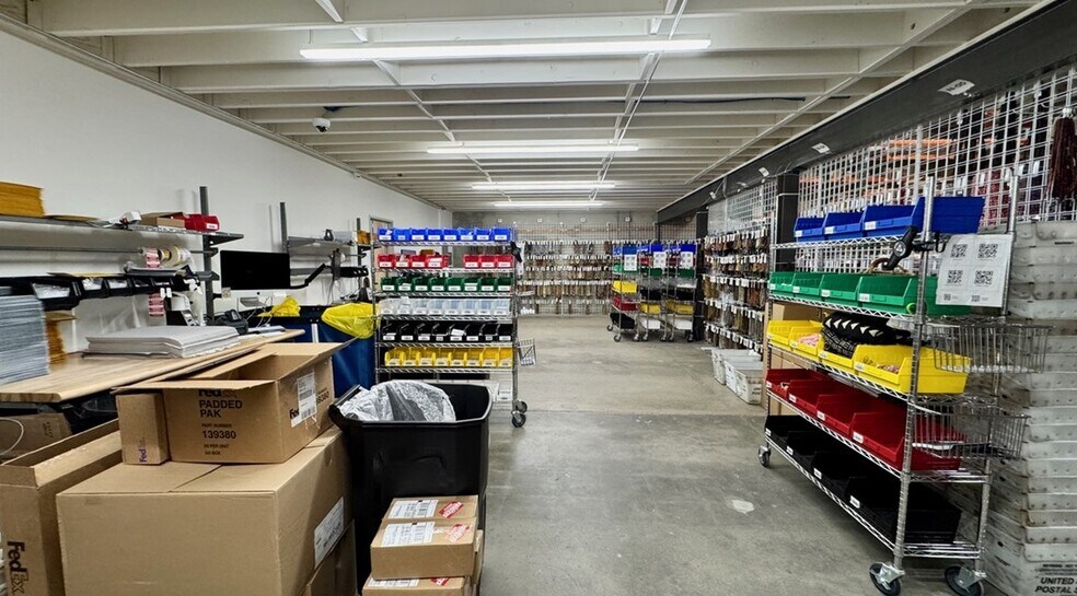 More Photos Of 18320-18330 Oxnard St, Tarzana Warehouse For Lease