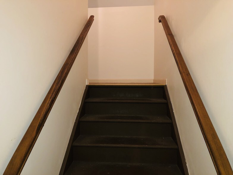 More Photos Of 120-122 W Broadway St, New Lexington Office For Lease