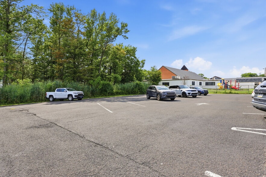 More Photos Of 1568 Woodbourne Rd, Levittown Office For Lease