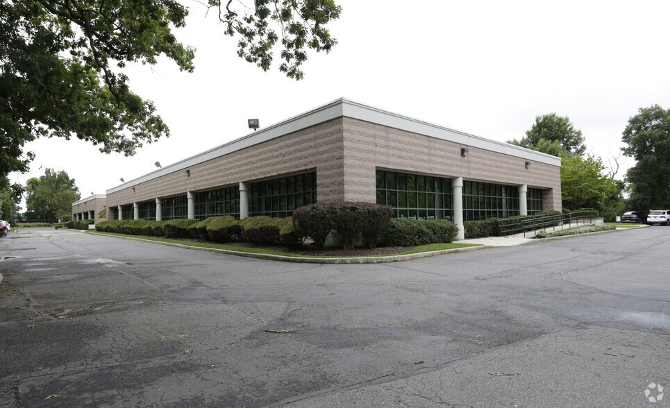 More Photos Of 225 Old Country Rd, Melville Office For Lease