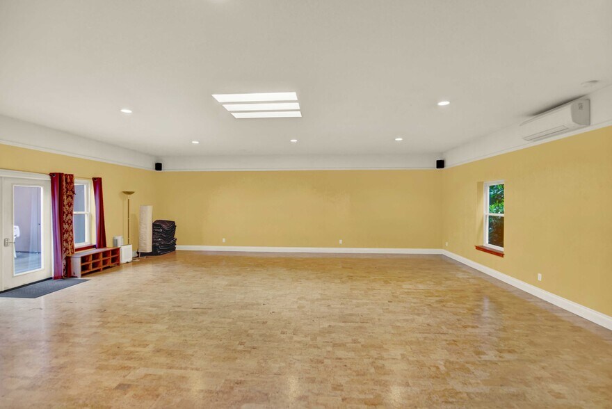 More Photos Of 1016 SE 12th Ave, Portland Office For Sale