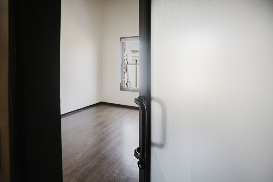 More Photos Of 10 Plaza Sq, Orange Storefront Retail Office For Lease