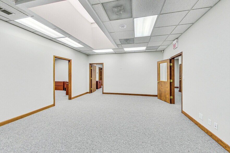 More Photos Of 28085 N Ashley Cir, Libertyville Medical For Lease