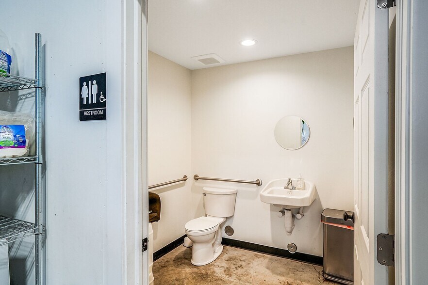 More Photos Of 403 Lewis St, Silverton Health Club For Sale