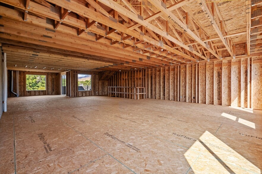 More Photos Of 80 W Center St, La Verkin Light Manufacturing For Sale