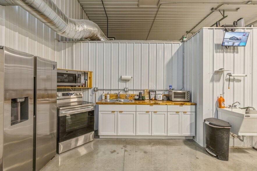 More Photos Of 33083 Ute Ave, Waukee Flex For Sale
