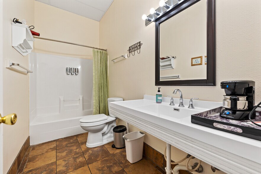 More Photos Of 603 N River St, Hot Springs Hotel For Lease