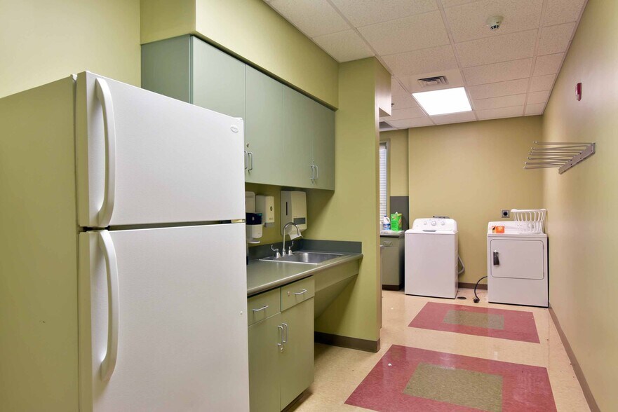 More Photos Of 354 E Washington Ave, Ashburn Healthcare For Sale