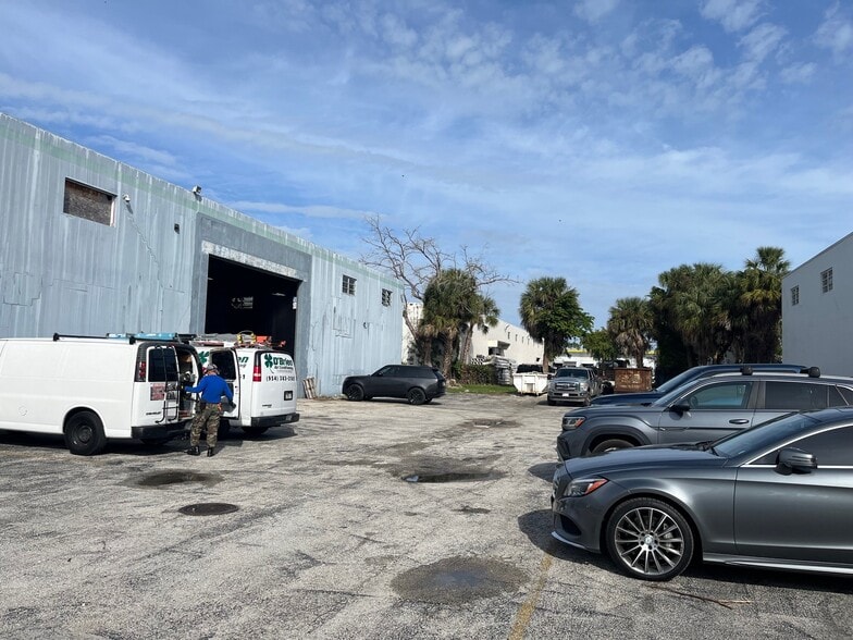 More Photos Of 5295 NW 163rd St, Miami Lakes Warehouse For Lease