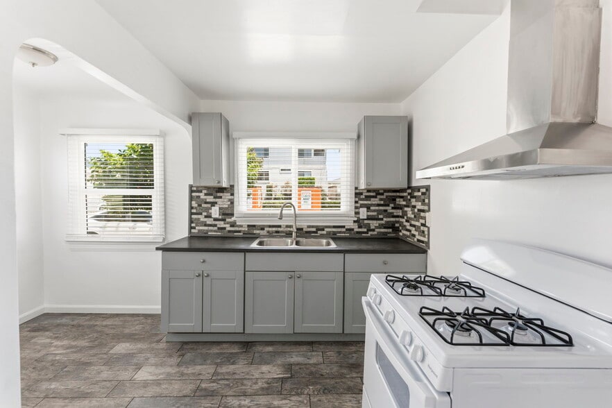 More Photos Of 1047 W 7th St, San Pedro Multifamily For Sale