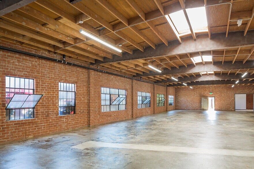 More Photos Of 1458 E 58th Pl, Los Angeles Showroom For Lease