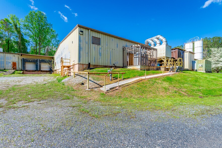 More Photos Of 1129 S Chattanooga St, LaFayette Warehouse For Sale