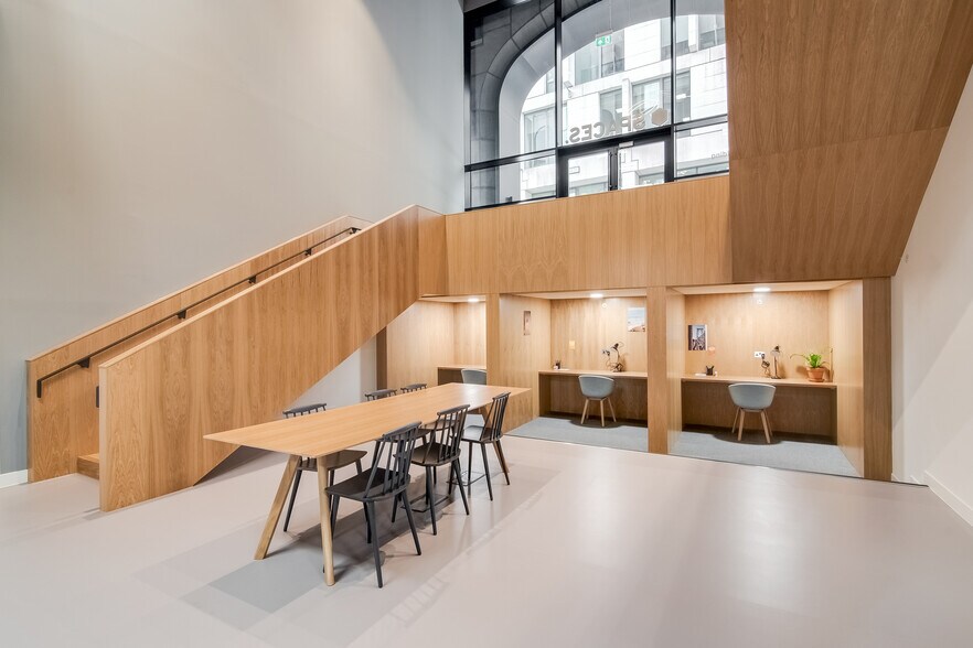 More Photos Of 3 Minster Ct, London Office For Lease