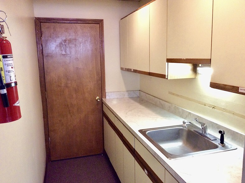 More Photos Of 25400-25430 Goddard Rd, Taylor Medical For Sale