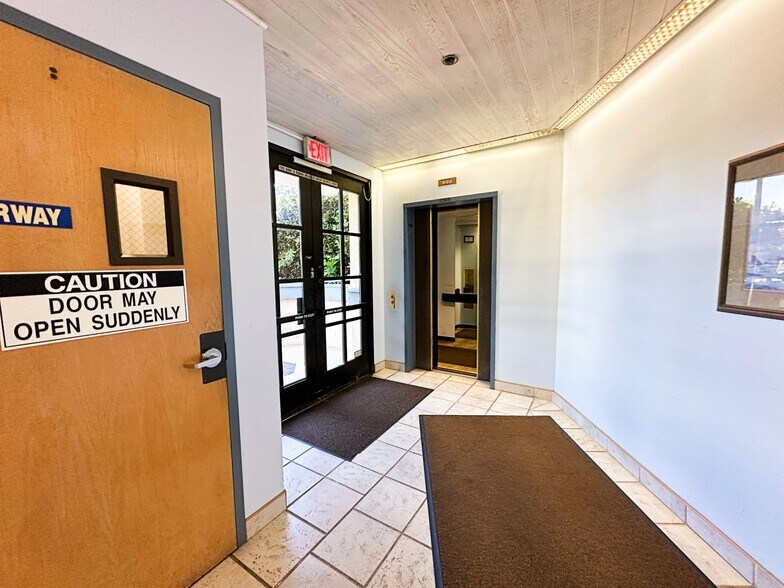 More Photos Of 1015 Chestnut Ave, Carlsbad Office For Sale