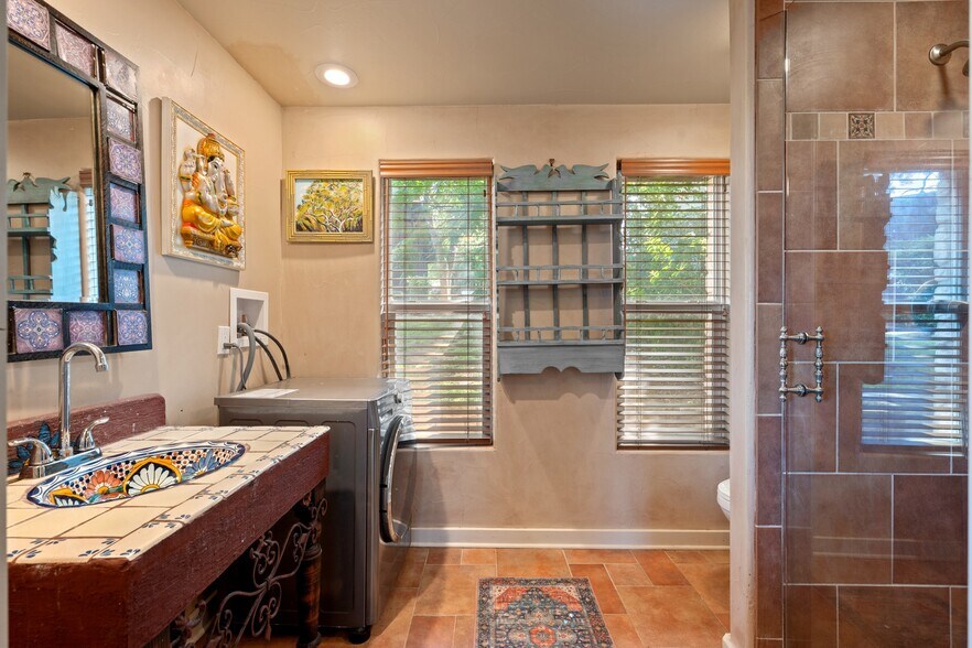 More Photos Of 3911 Lago Vista Dr, Austin Apartments For Sale
