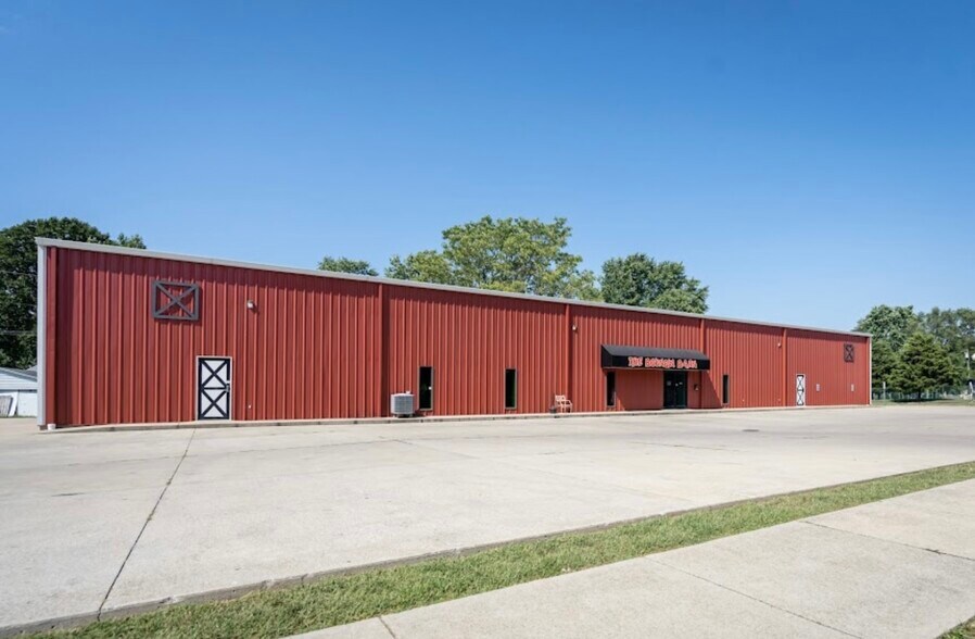 More Photos Of 2509 S 1st St, Terre Haute Showroom For Sale