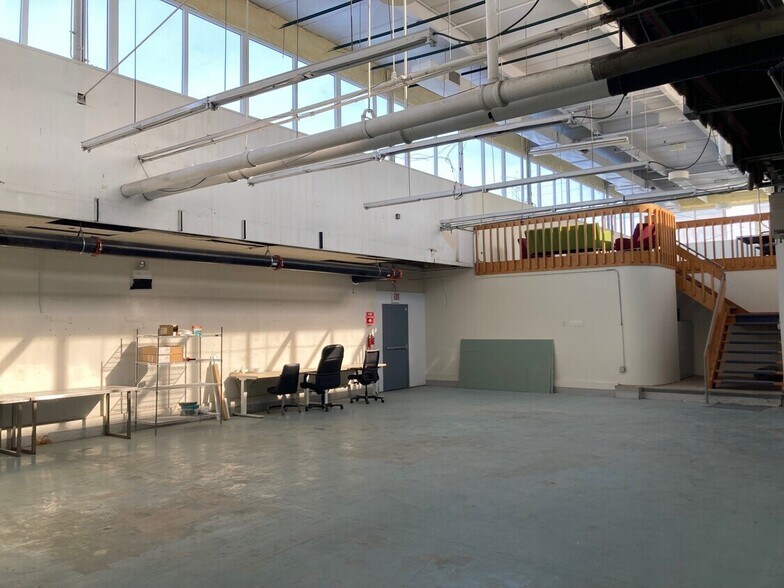 More Photos Of 2002 Dempster St, Evanston Flex For Lease