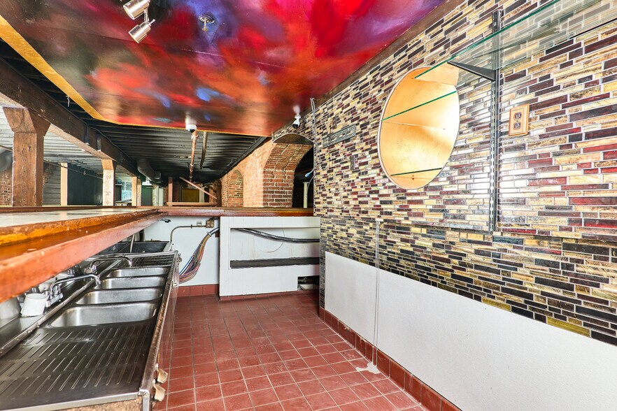 More Photos Of 910 2nd St, Sacramento Bar For Sale