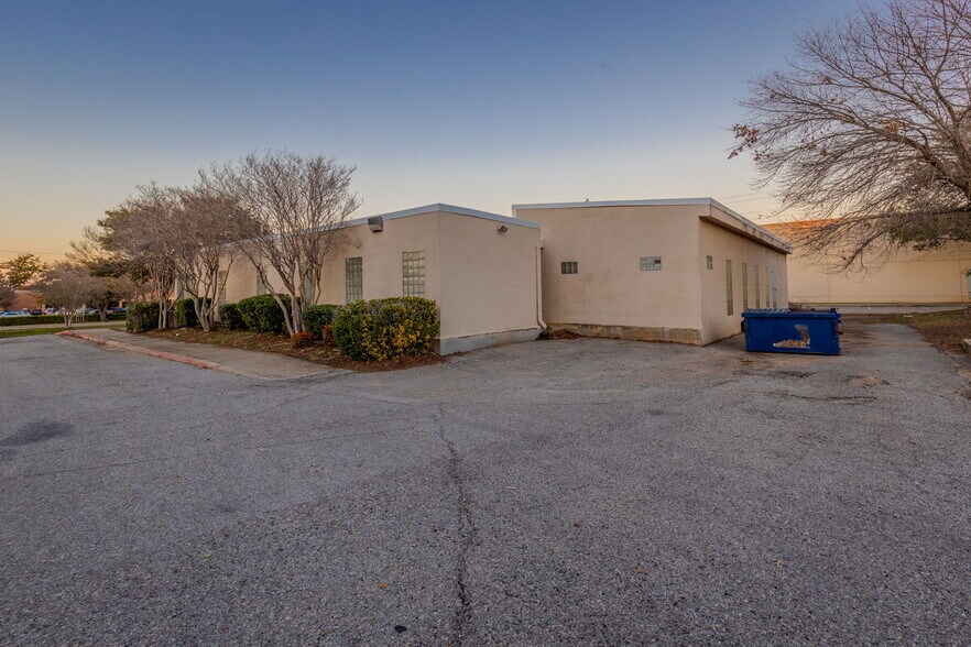 More Photos Of 2908 E Trinity Mills Rd, Carrollton Office For Lease