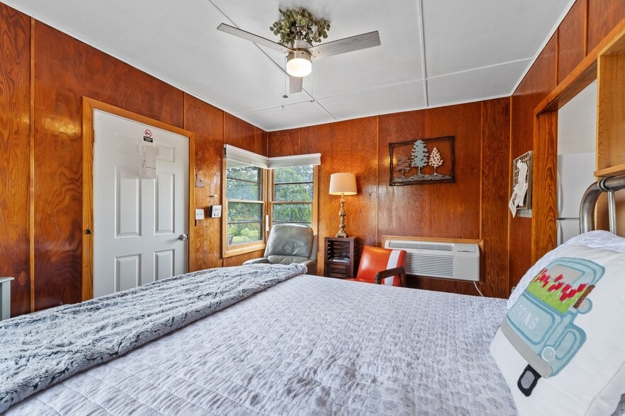 More Photos Of 10897 AR-5, Salesville Hotel For Sale