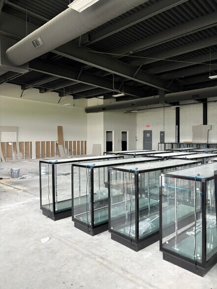More Photos Of 7241 Lawndale St, Houston Storefront For Lease