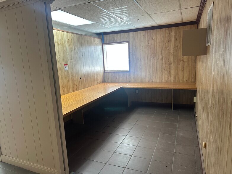 More Photos Of 1677 W 31st Pl, Hialeah Manufacturing For Lease