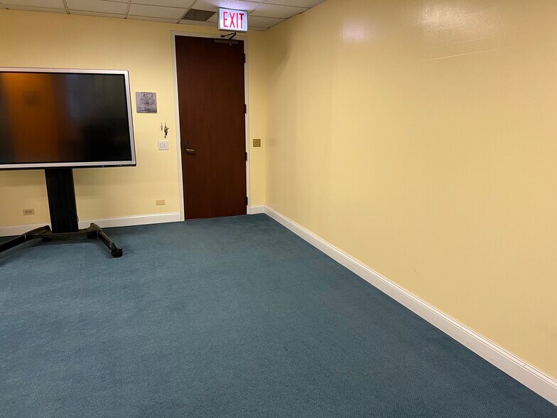 More Photos Of 211 W Wacker Dr, Chicago Office For Lease