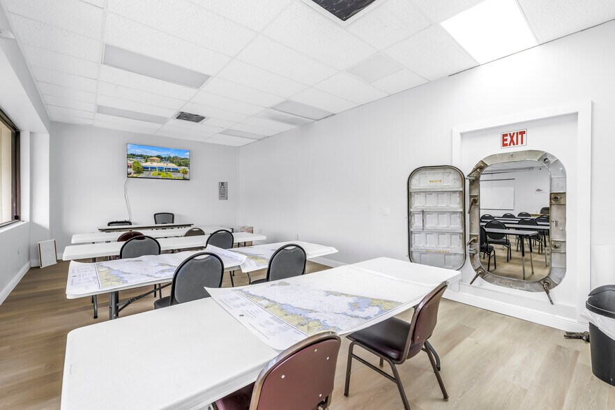 More Photos Of 8440 4th St N, Saint Petersburg Freestanding For Lease