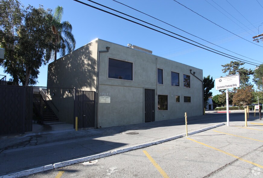 More Photos Of 17059-17071 Ventura Blvd, Encino Storefront Retail Office For Lease