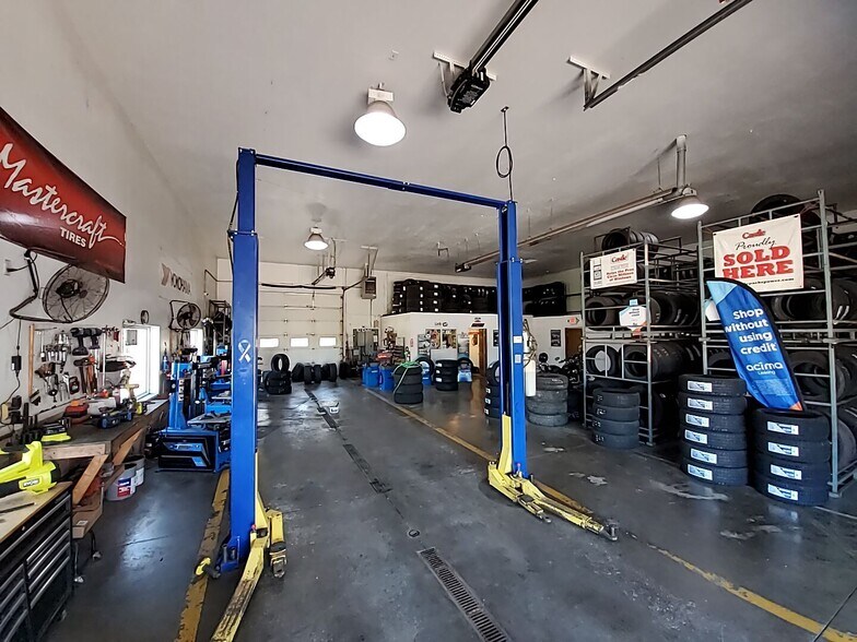 More Photos Of 5750-5788 N Ridge Rd, Madison Light Manufacturing For Lease