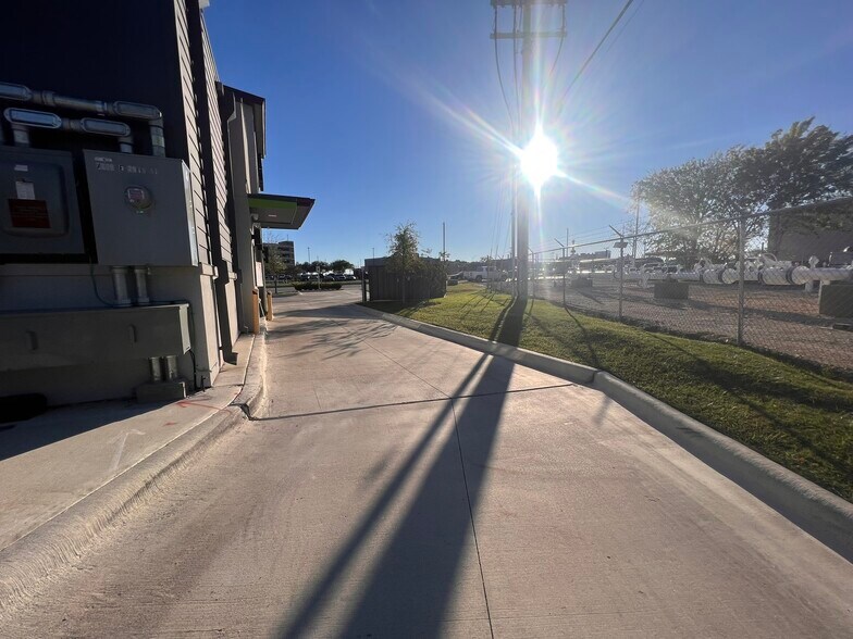 More Photos Of 2609 E 29th St, Bryan Freestanding For Sale