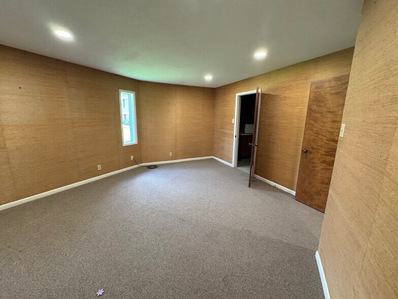 More Photos Of 1208 S Chestnut St, Lufkin Showroom For Sale