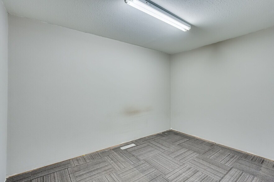 More Photos Of 1072 S Victory Dr, Mankato Warehouse For Sale