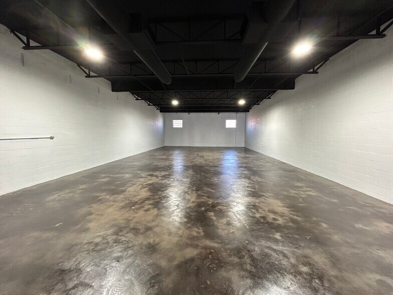 More Photos Of 1345 Conant St, Dallas Flex For Lease