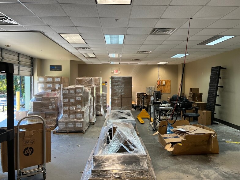 More Photos Of 547 Long Point Rd, Mount Pleasant Flex For Lease