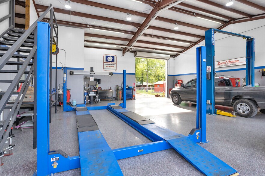 More Photos Of 1308 N Frazier St, Conroe Service For Sale