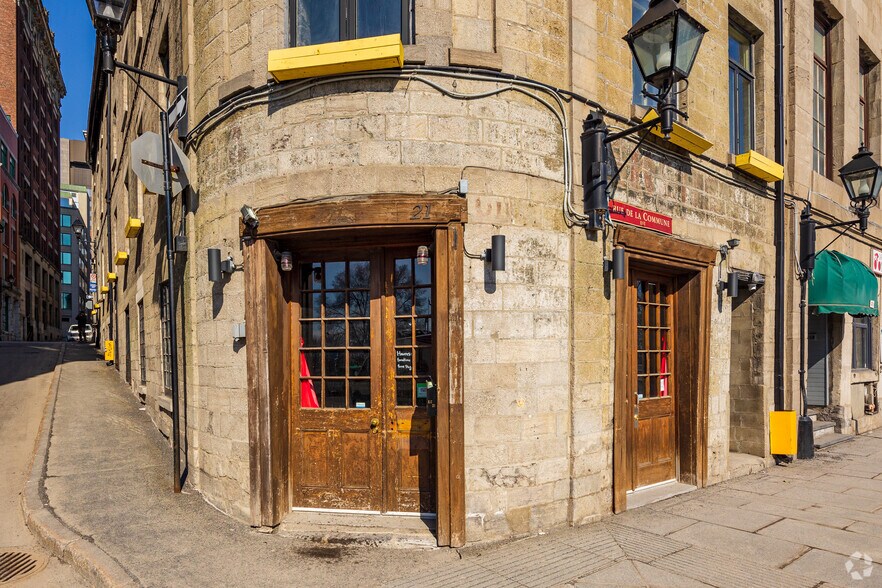 More Photos Of 21 Rue de la Commune E, Montréal Storefront Retail Residential For Lease