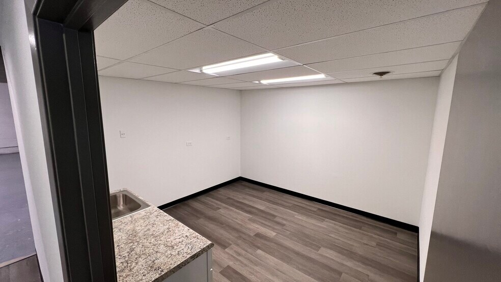 More Photos Of 4700 W 137th St, Crestwood Warehouse For Lease